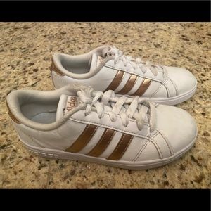 Adidas 3 Stripes Girl White Tennis w/Gold Sz 1.5